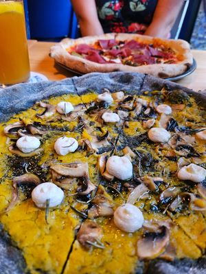Mushroom pizza at Blu Bar in Barcelona