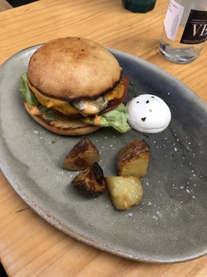Hamburguesa vegetal: muy buena la combinación de ingredientes y sabores. El tamaño de la hamburguesa era pequeño. La ración de patatas también era pequeña, nos sirvieron 4 tr at Blu Bar in Barcelona