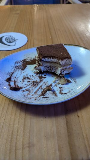 Delicioso tiramisú at Blu Bar in Barcelona