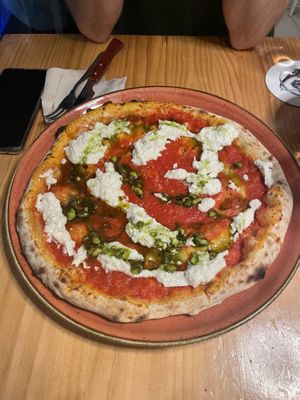 Pizza con pesto de pistacho  at Blu Bar in Barcelona