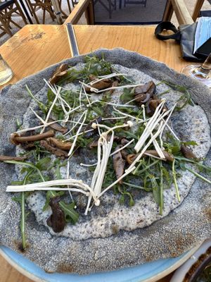 Esta piZa con bolets y albhaca increidble  at Blu Bar in Barcelona