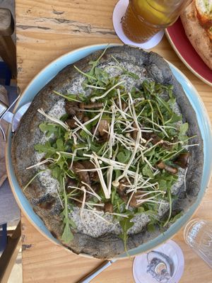 Truffle pizza not burned that’s the way it looks  at Blu Bar in Barcelona