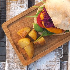 BLU BAR FAMOUS VEGGIE BURGER
artisan pizza bread, plant based burger, spinach, cheddar cheese, coleslaw, tomato and barbecue sauce at Blu Bar in Barcelona