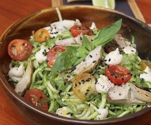 Zucchini spaghetti. Con queso de anacardos y alcachofas. Sorprendente buenísimos 😋😋😋  at Blu Bar in Barcelona