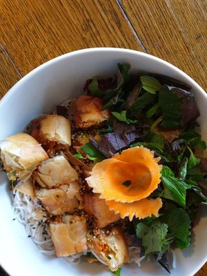 Salat mit Frühlingsrollen at Chay Vegan Kitchen in Nuremberg