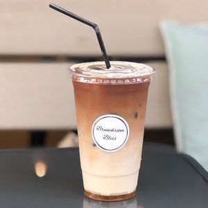 Hot and cold coffees with oatmilk at Brunchroom Bliss in Purmerend