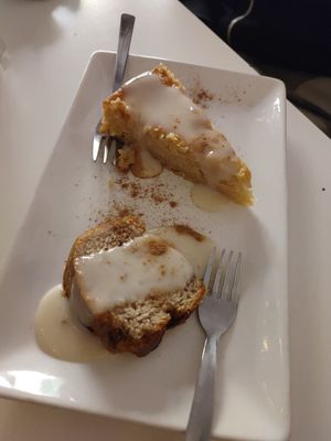 Bizcochos, uno de chocolate y plátano y otro de naranja at La Goma in Granada