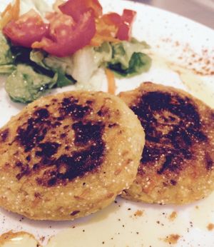 Hamburguesitas de mijo y verduras. at La Goma in Granada