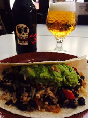 Tacos veganos con frijoles negros y guacamole. at La Goma in Granada