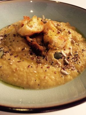 Crema de calabaza con picatostes a las finas hierbas y semillas. at La Goma in Granada