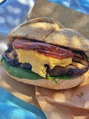 Bread with hummus at Dulce de Leche - Boutique San Vicente in Valencia