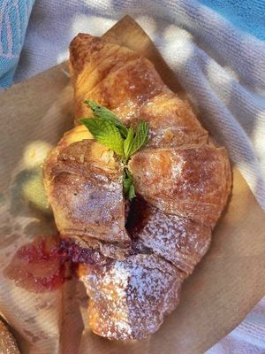 Croissant with raspberry at Dulce de Leche - Boutique San Vicente in Valencia