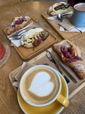 Oatmilk coffee (in the back non vegan chocolate milk) at Dulce de Leche - Boutique San Vicente in Valencia