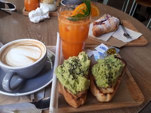 Avocado menu at 9.50 EUR croissant 3 EUR at Dulce de Leche - Boutique San Vicente in Valencia