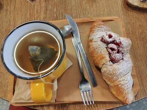 Raspberry vegan croissant at Dulce de Leche - Boutique San Vicente in Valencia