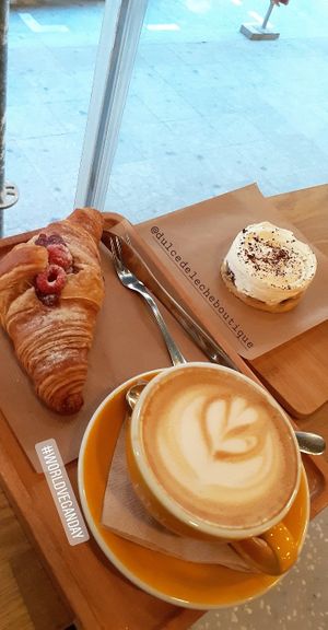 Coffee with oat milk, banoffee cake and croissant with jam at Dulce de Leche - Boutique San Vicente in Valencia