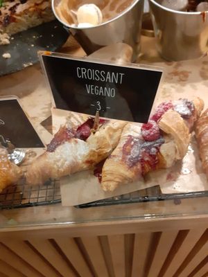 Croissant with jam and berries at Dulce de Leche - Boutique San Vicente in Valencia