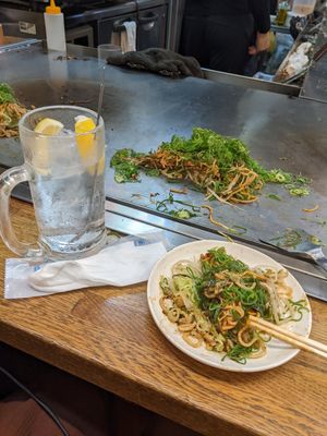 Lemon sour highball and how you eat okonomiyaki at Roku in Hiroshima