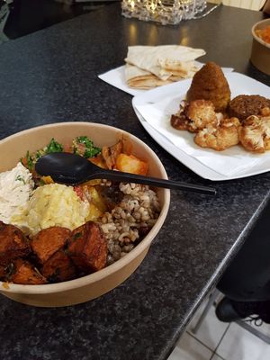 Medium salad box (compose yourself!) + cauliflower, falafel & pumpkin "tower" at Si Bon in Antwerpen