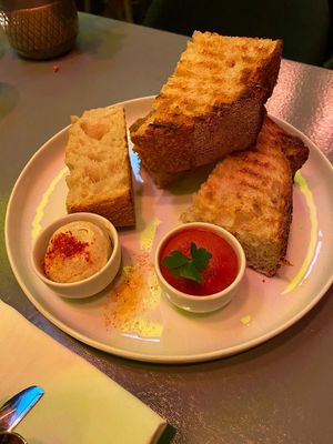 Brot mit 2 ver. Dips - so lecker, dass wir es direkt nochmal bestellt haben  at Bonvivant Cocktail Bistro in Berlin
