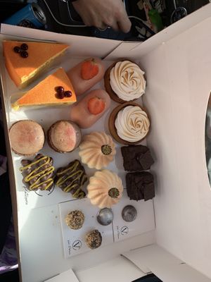 Vegan high tea afgehaald, zo heerlijk!   at Viola's Patisserie in Eindhoven