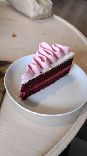 Red velvet cake met raspberry cream at Viola's Patisserie in Eindhoven