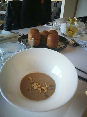 Soepje met brioche bij vegan high tea at Viola's Patisserie in Eindhoven