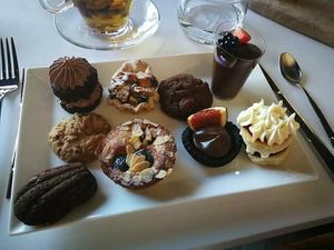 9 zoetigheden per persoon bij vegan high tea at Viola's Patisserie in Eindhoven