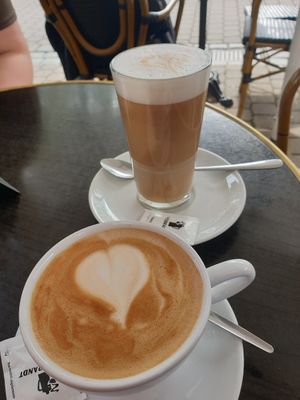 Cappuccino und Latte Macciato mit Haferflocken at Café Margareta in Erlangen