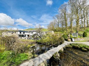 Hotel and bridge   at Beck Hall in Malham