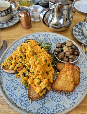 Scrambled tofu on toasted sourdough, mushrooms 🍄 hash browns 😋 👌 🌱 at Beck Hall in Malham