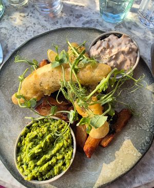 Banana blossom 'fish'; chips, crushed peas & tasty tartare😋👌🌱 at Beck Hall in Malham