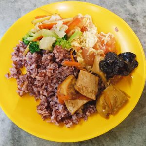 Brown rice with 3 vegetables : $3.50 at TD Vegetarian 登达 in West Singapore