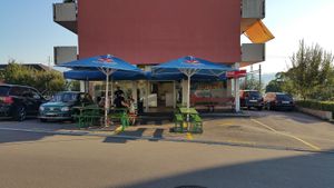 Exterior with outdoor seating at Il Peperone in Mannedorf