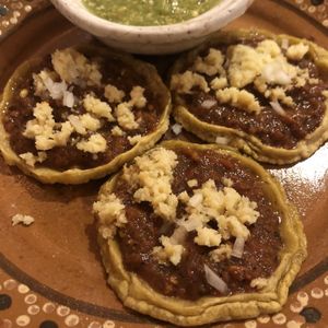 Sopes de cortesía   at Na Tlali in Mexico City