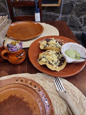 Tostadas de cortesía con frijoles y queso. at Na Tlali in Mexico City