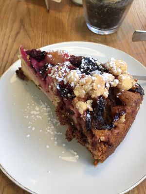 Plum cake (3,90€) at Cafe Isla in Stuttgart