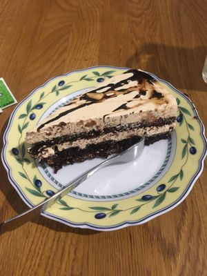 Veganer Snickers Kuchen at Cafe Isla in Stuttgart
