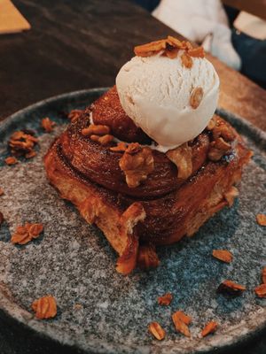 Cinnamon roll + soya ice cream  at BaganHood 蔬食餐酒館 in Taipei