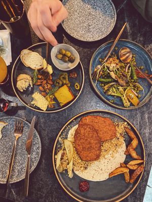 Christmas special menu (vegan cheese platters ,grilled veggies/vegan steak ) at BaganHood 蔬食餐酒館 in Taipei