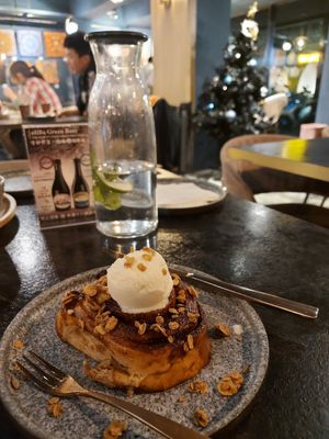 Toffee Cinnamon Roll with Ice Cream at BaganHood 蔬食餐酒館 in Taipei
