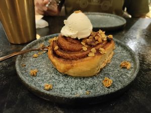 Cinnamon scroll and ice cream at BaganHood 蔬食餐酒館 in Taipei