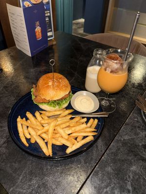 Classic American Crispy Chicken Burger 🍔 NTD460  at BaganHood 蔬食餐酒館 in Taipei