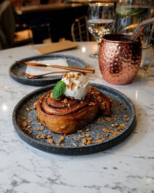 Cinnamon roll is heavenly at BaganHood 蔬食餐酒館 in Taipei