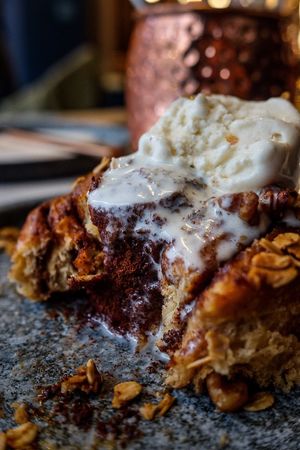 Cinnamon roll with ice cream at BaganHood 蔬食餐酒館 in Taipei