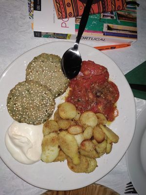 Hamburguesas veganas con deliciosas patatas y tomate con cebolla y mahonesa (no sé si vegana) at Galeria Bar Santa Clara in Coimbra
