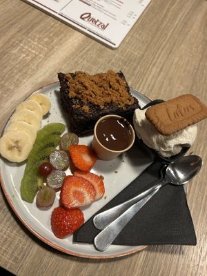 Vegan Brownie Speculaas Supreme (55% choc) 8,90€
extra fruit 2,50€  at Quetzal in Antwerpen