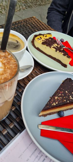 Zupfkuchen und Karamellbombe kuchen at Monkey Mind in Berlin