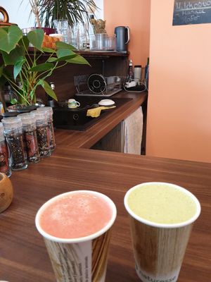 Red and green smoothie to go at Monkey Mind in Berlin
