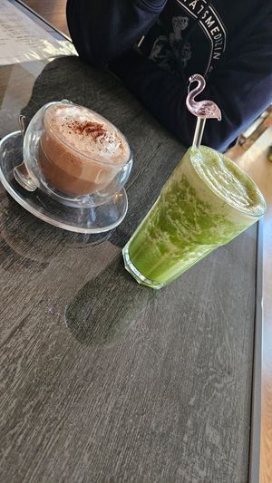 Heißer Cashew Kakao mit Sahne & grüner Smoothie at Monkey Mind in Berlin